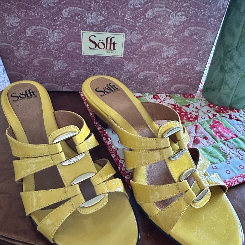 Sofft Slip on Sandals Yellow patent leather size 10 NWT